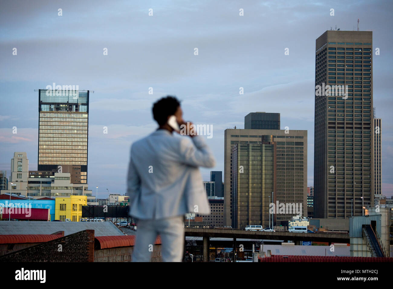 Uomo d'affari su una chiamata telefonica Foto Stock