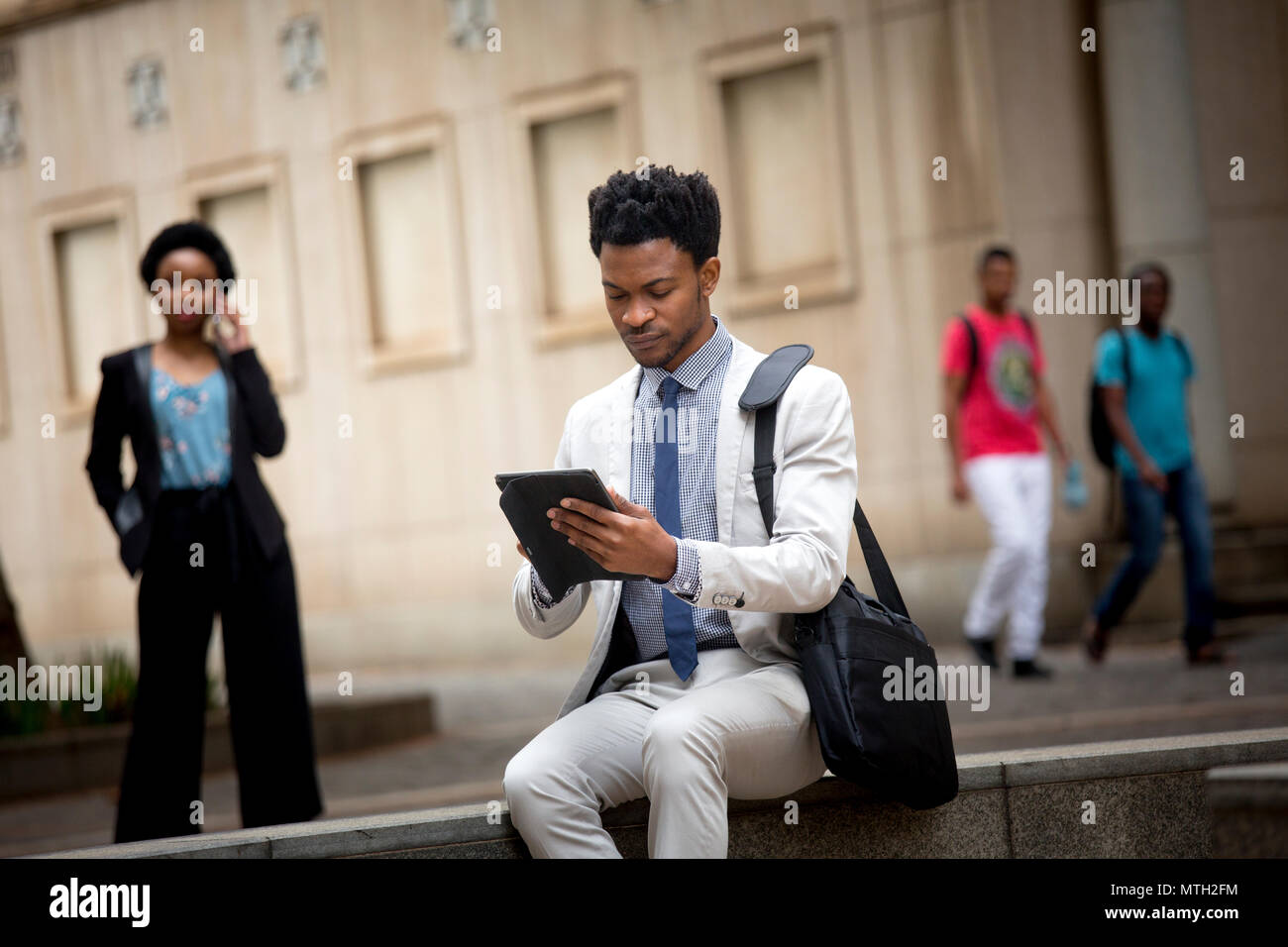 Business man lavorando su tablet Foto Stock