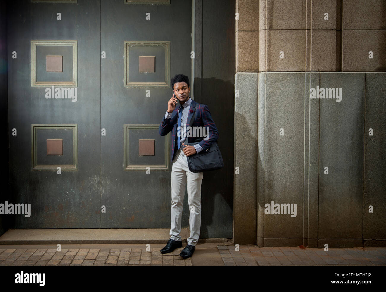 Uomo d'affari su una chiamata telefonica Foto Stock