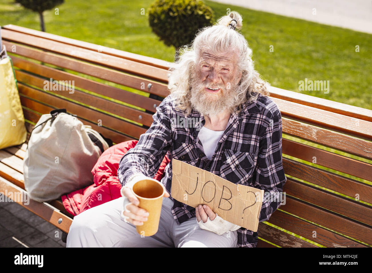 Cupa disoccupati Man aventi i problemi finanziari Foto Stock