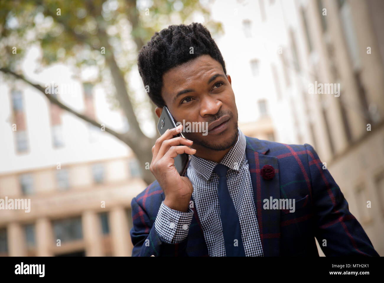 Uomo d'affari su una chiamata telefonica Foto Stock