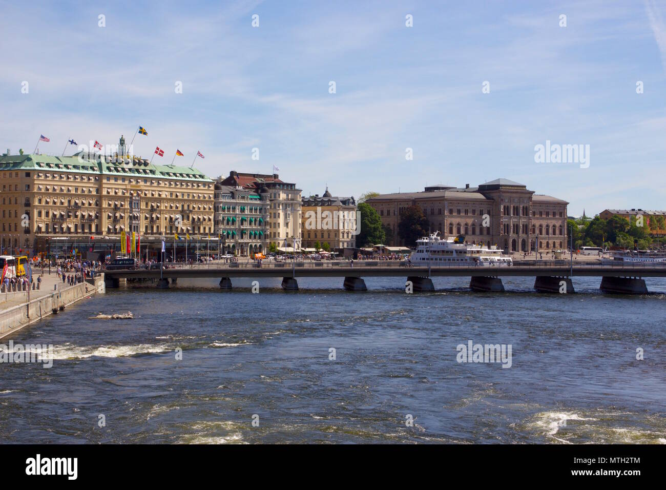 Vista di Strombron (il Ponte del flusso) di fronte al Grand Hotel di Stoccolma, Svezia Foto Stock