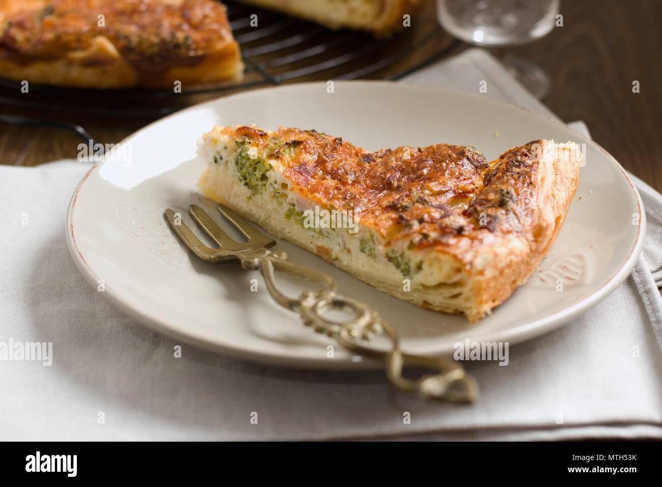 Fetta di torta di verdure o quiche, servita su una piastra Foto Stock