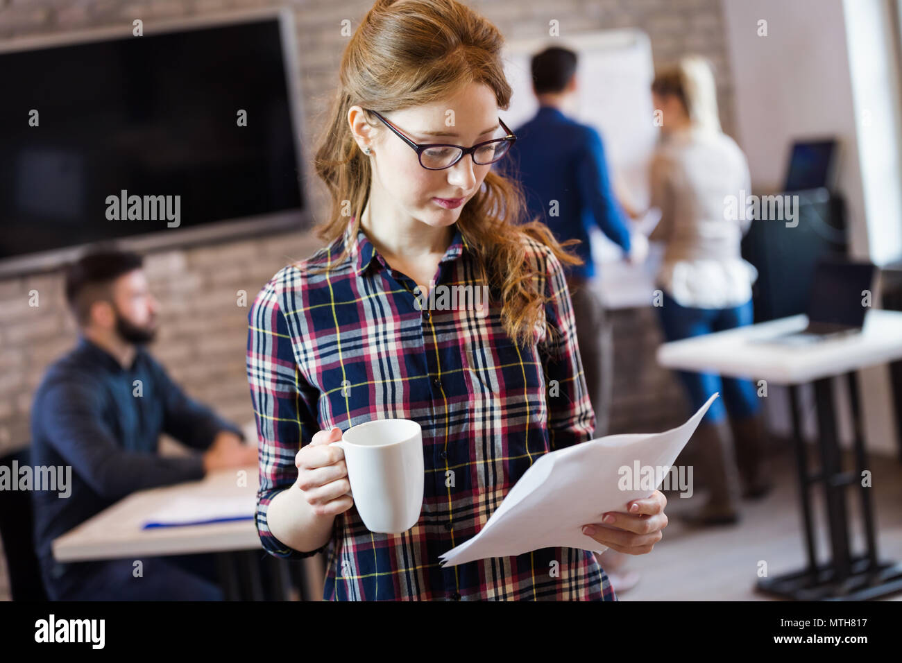 Giovane architetto attraente lavorando in ufficio moderno Foto Stock
