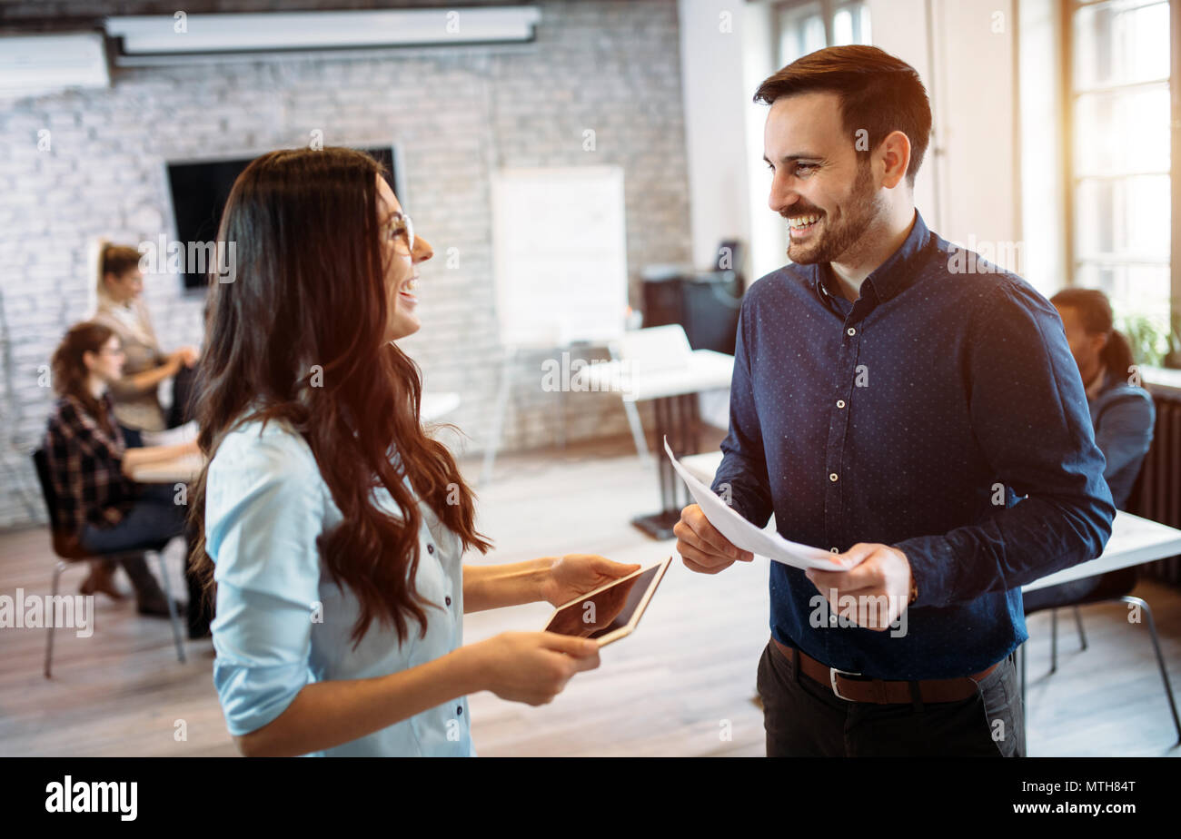 Ritratto di architetti avendo discussioni in ufficio Foto Stock