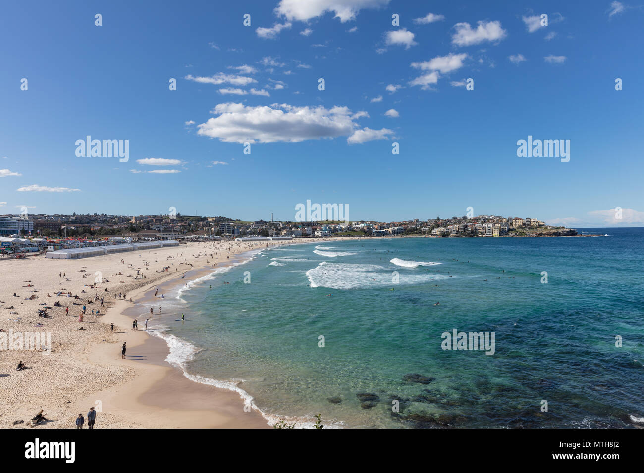 Nuotatori a Bondi Beach a Sydney, Nuovo Galles del Sud, Australia durante l'estate Foto Stock