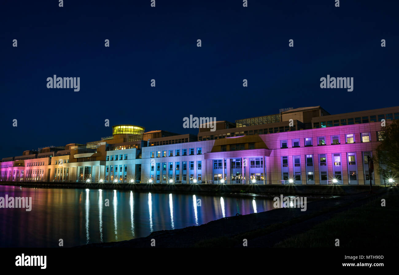 Victoria Quay Governo scozzese edificio, accesa nei colori dell'arcobaleno di notte per la Giornata Internazionale contro l'omofobia, Leith, Edimburgo, Scozia, Regno Unito Foto Stock