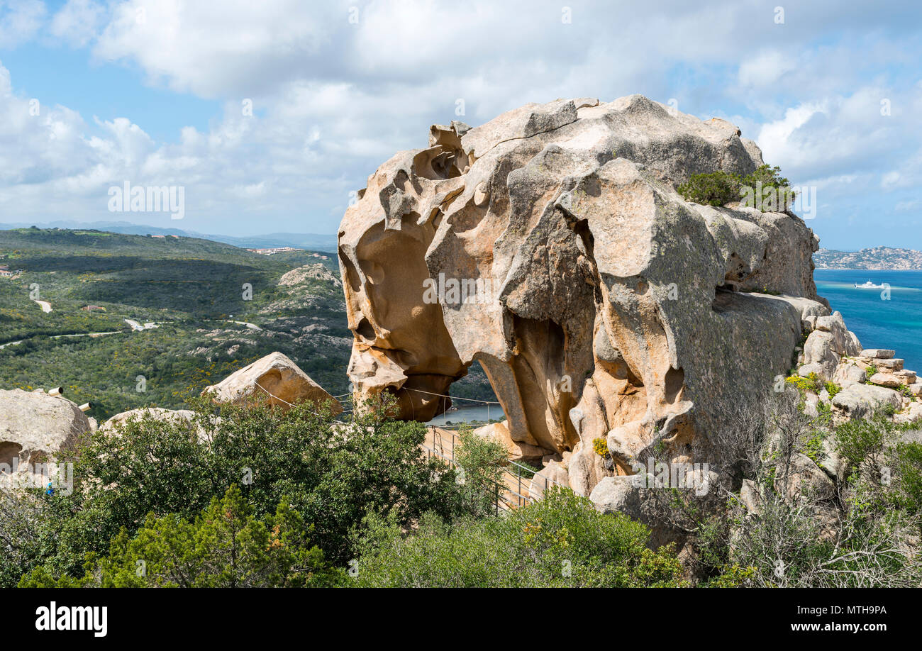 Capo d'Orso in Sardegna, Italia, als chiamato l'orso rock, molti turisti visitano questo punto di riferimento ogni anno Foto Stock