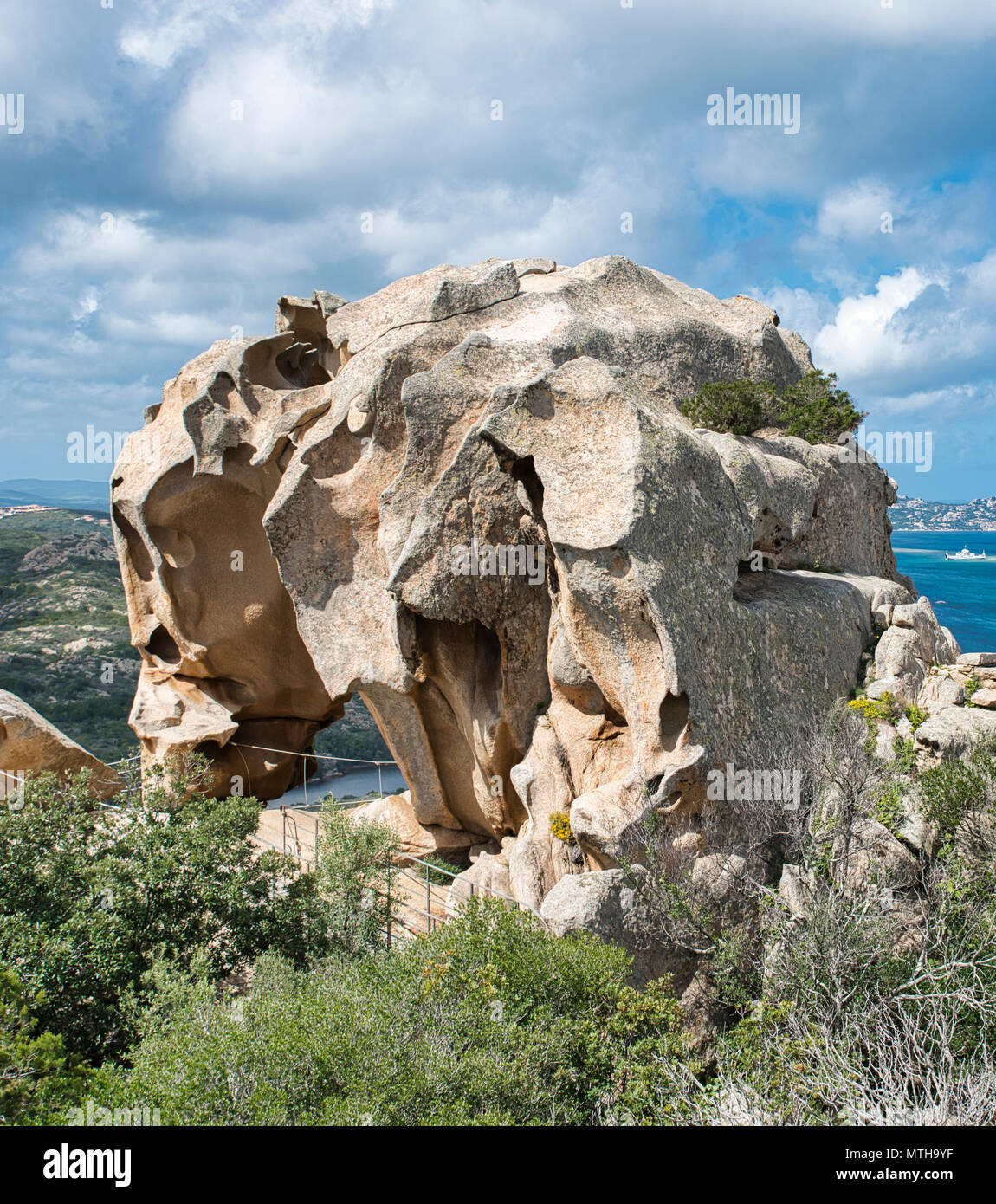 Capo d'Orso in Sardegna, Italia, als chiamato l'orso rock, molti turisti visitano questo punto di riferimento ogni anno Foto Stock