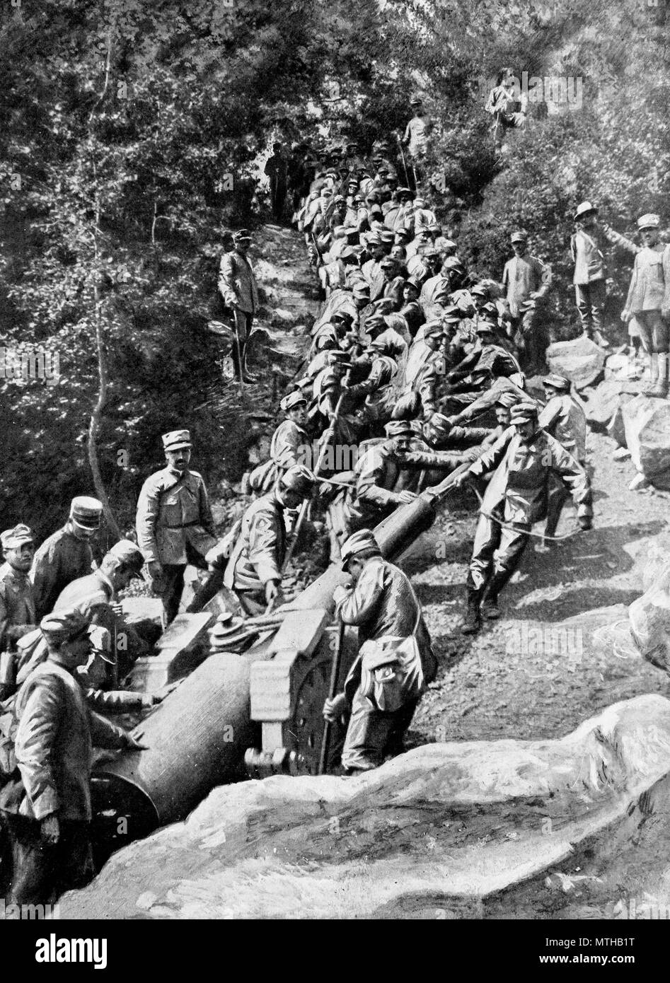 Grande cannone di artiglieria trainati da centinaia di soldati, Trentin, 1915, Italia Foto Stock