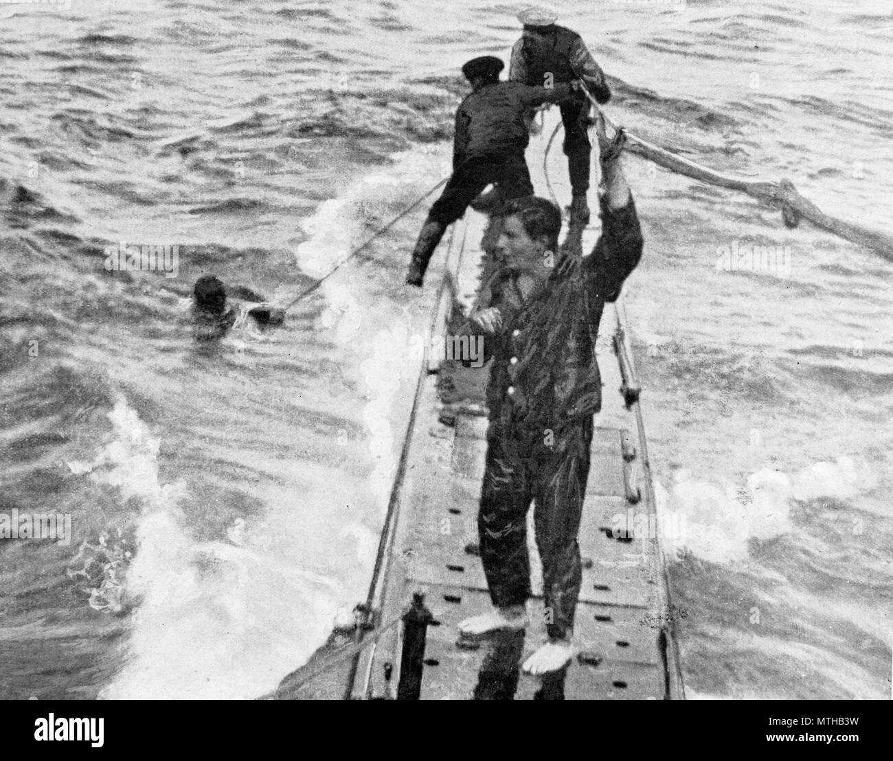 Salvataggio dei marinai tedeschi dopo il naufragio del loro sommergibile ,1915, Mare del Nord Foto Stock