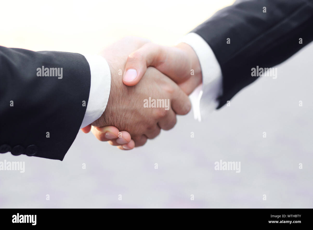 Close up.business handshake .isolati su sfondo bianco. Foto Stock