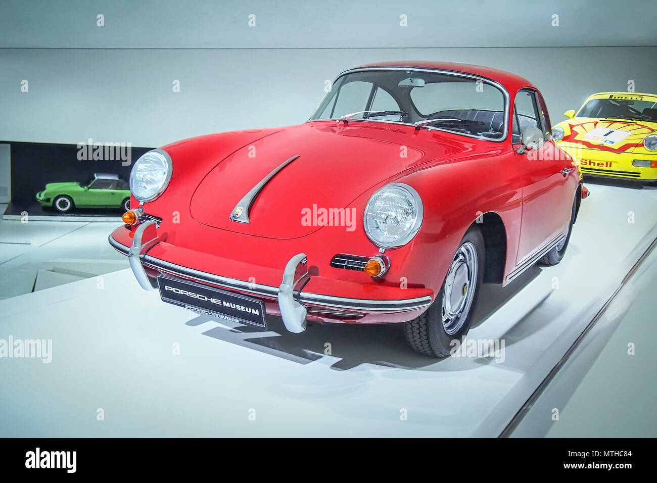 STUTTGART, Germania-Aprile 7, 2017: Rosso 1963 Porsche 356 B 1600 Super 90 nel museo Porsche Foto Stock