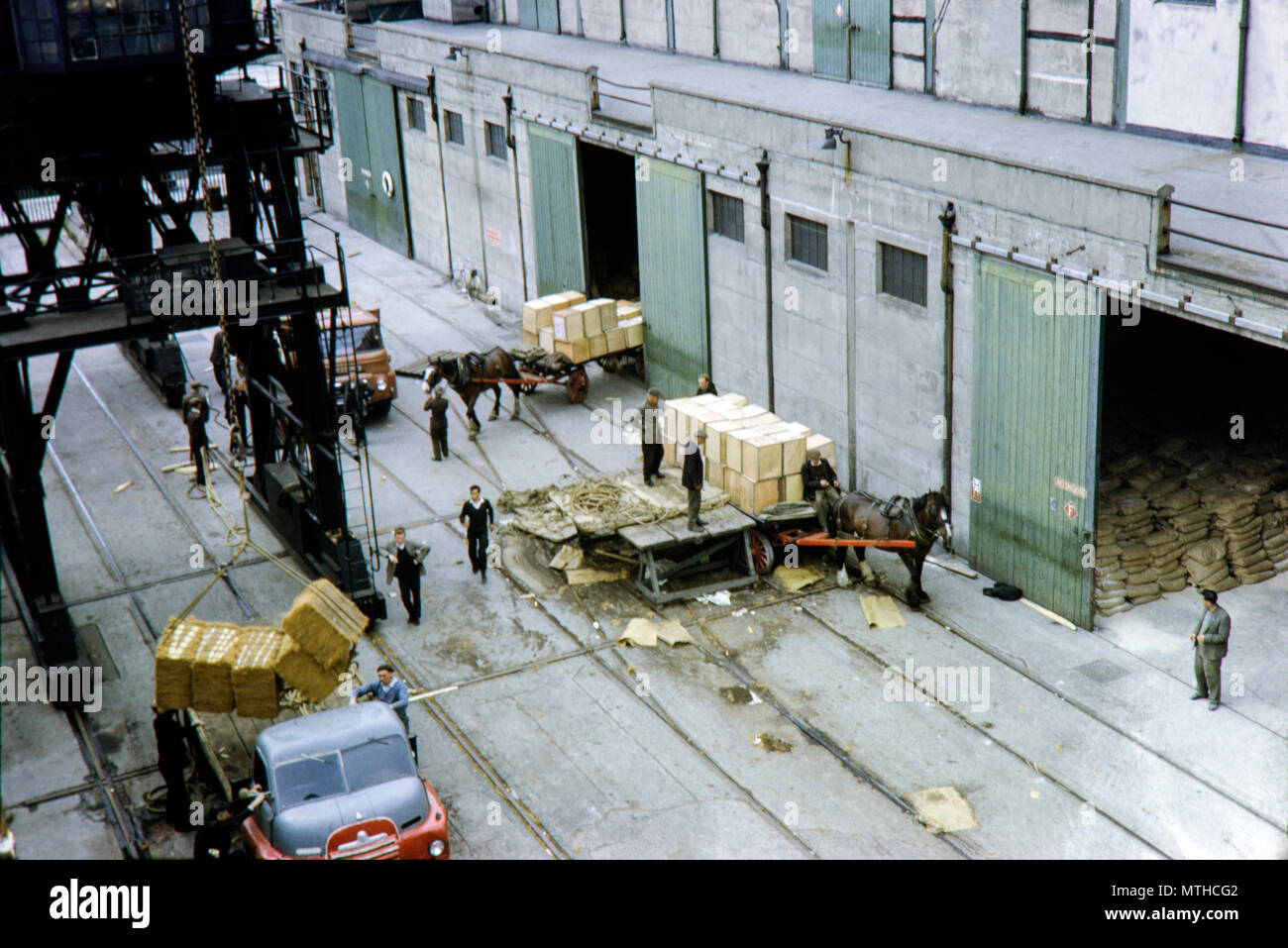 'Dockers', lavoratori all'interno dei docks londinesi nel 1963 Foto Stock