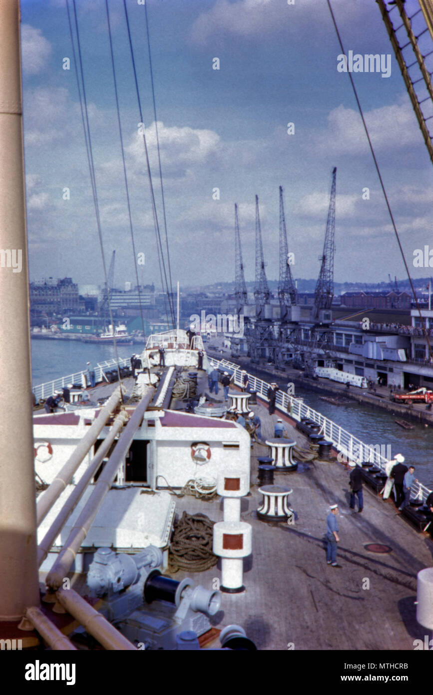 RMS Queen Elizabeth era un ocean liner azionato da Cunard Line. L'immagine mostra il suo aggancio a Southampton in 1962 Foto Stock