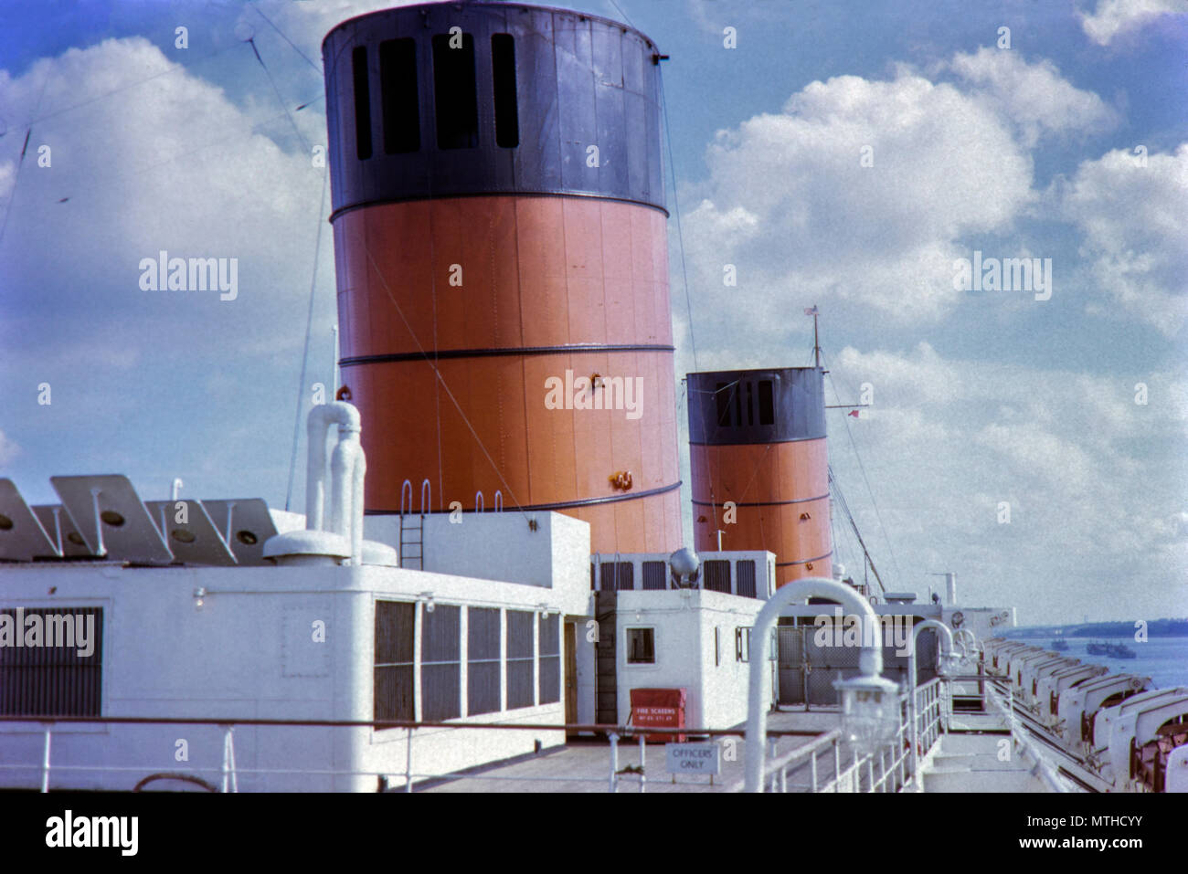 RMS Queen Elizabeth era un ocean liner azionato da Cunard Line. L'immagine mostra il suo aggancio a Southampton in 1962 Foto Stock