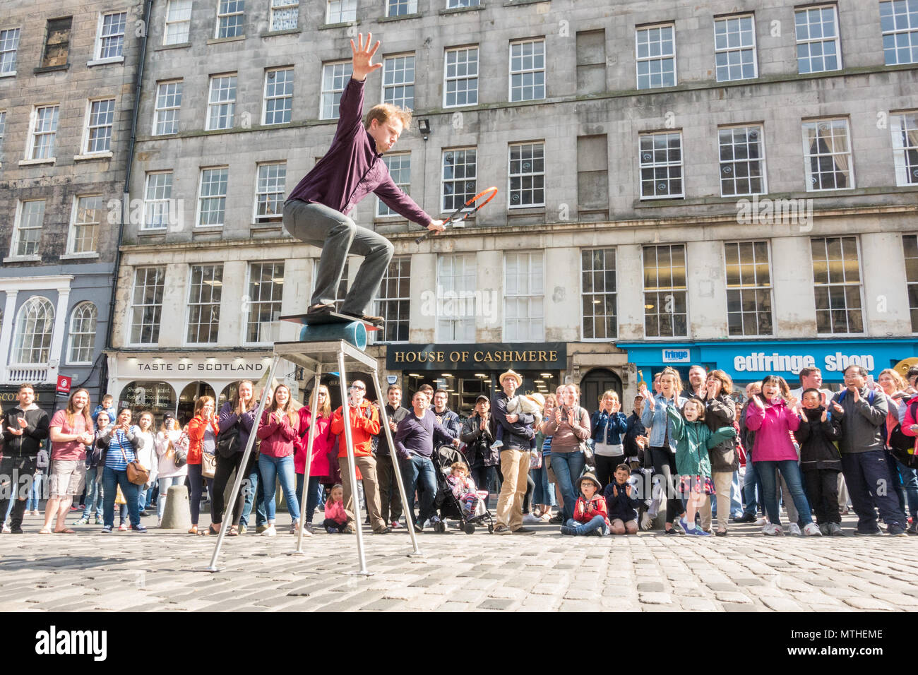 Street Performer divertente una grande folla fuori della Edinburgh Fringe Shop (Edfinge Shop) sul Royal Mile di Edimburgo, Scozia, Regno Unito Foto Stock