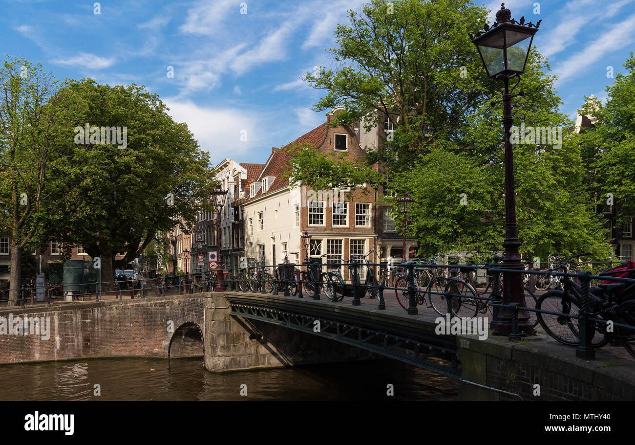 Tipiche vecchie case di Amsterdam Paesi Bassi sotto il cielo blu. Foto Stock