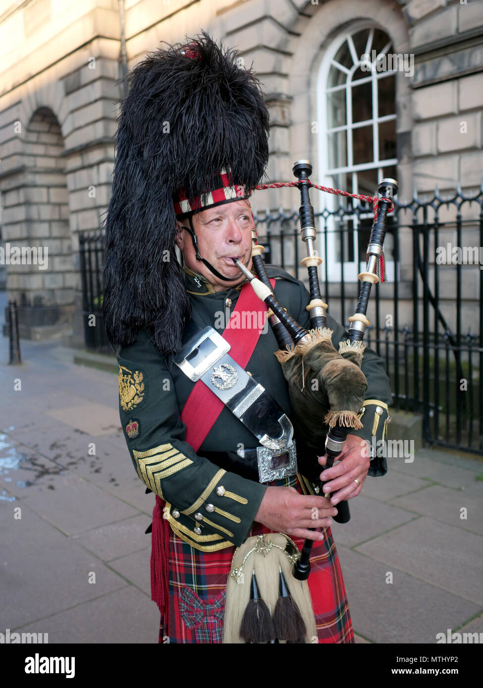 Scottish Piper in piazza del Parlamento, Edimburgo, Scozia, Regno Unito. Foto Stock