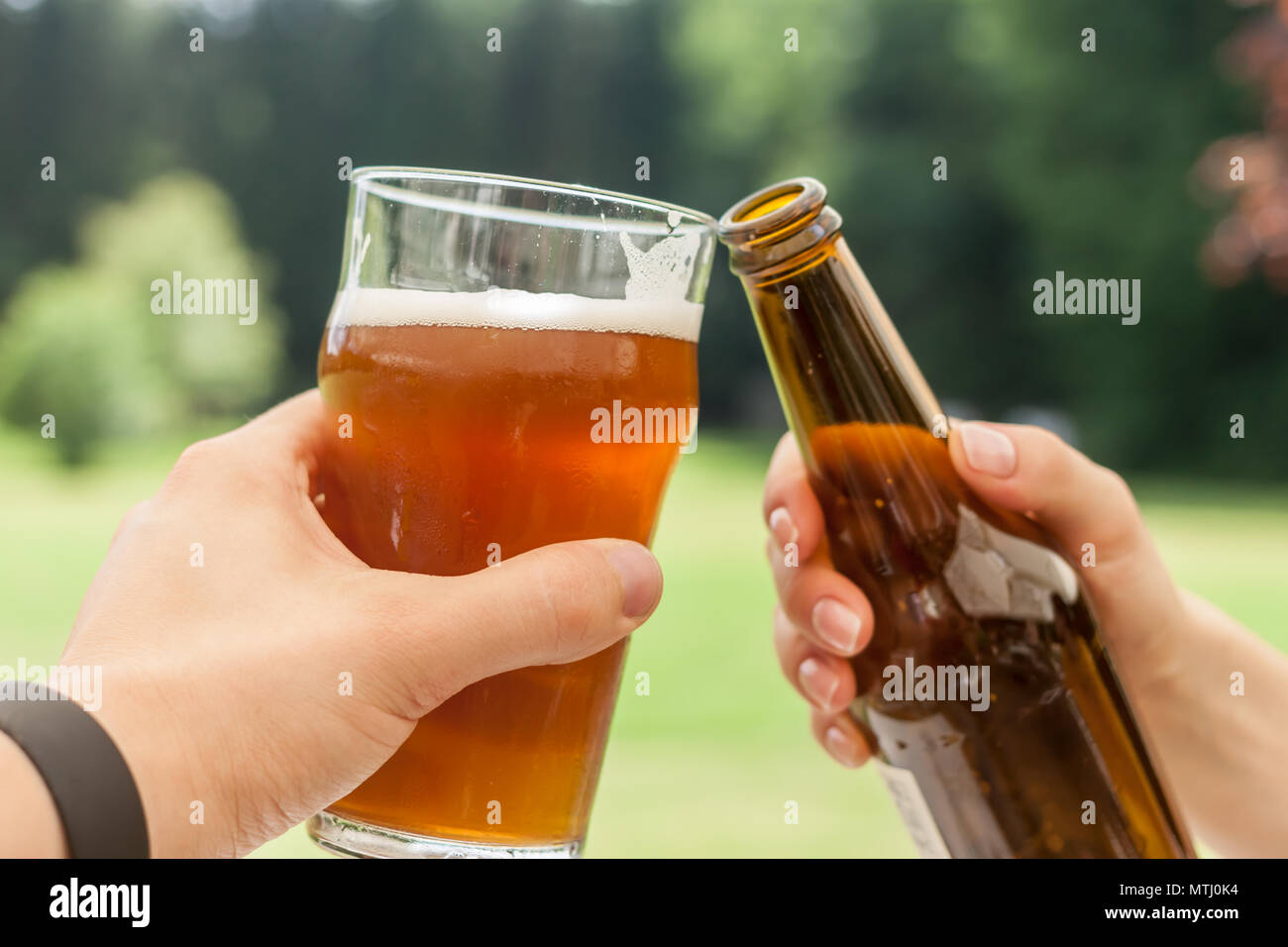 Cheers vetro e bottiglia di birra Foto Stock