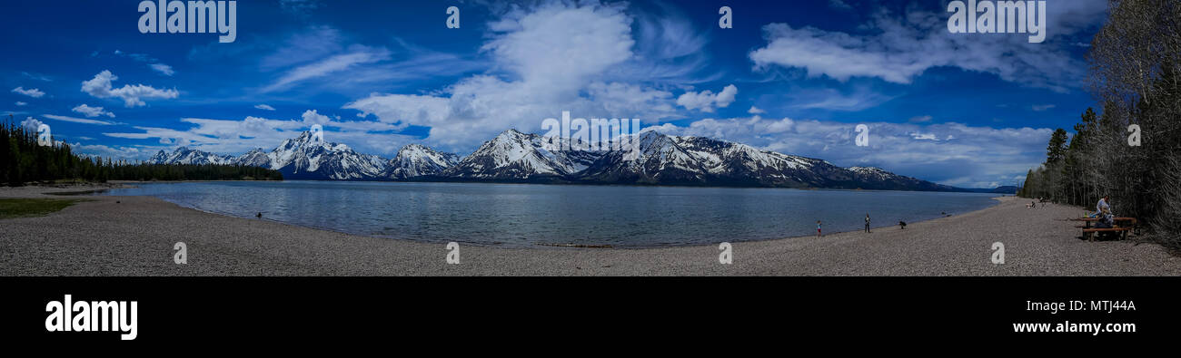 Bellissima vista panoramica del lago Jackson con enormi montagne coperte di neve nel Parco Nazionale di Grand Teton, Wyoming Yellowstone Foto Stock