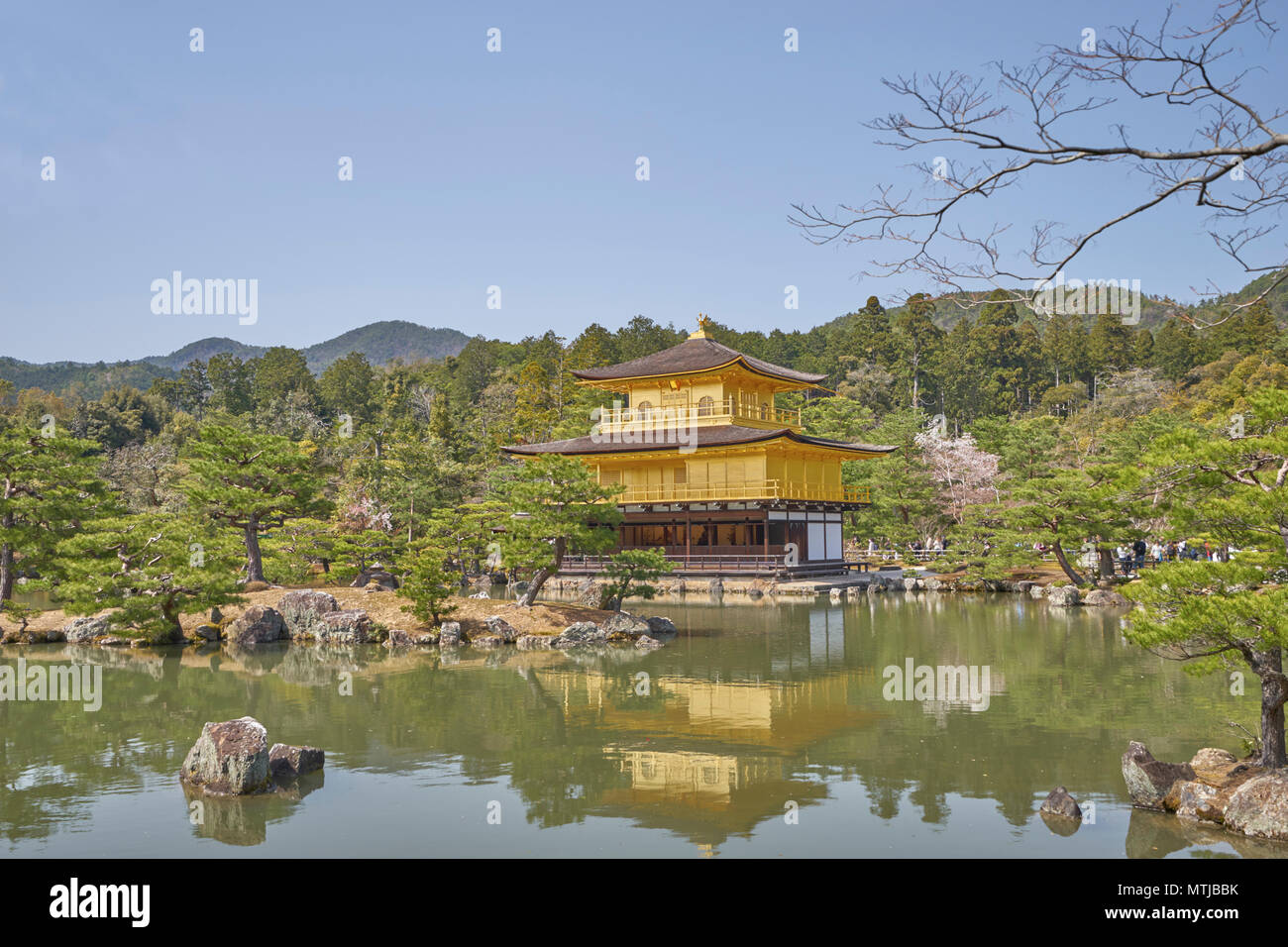 Bella Kinkaku-ji il tempio di Kyoto, Giappone.(Usa la sfocatura per persone) Foto Stock