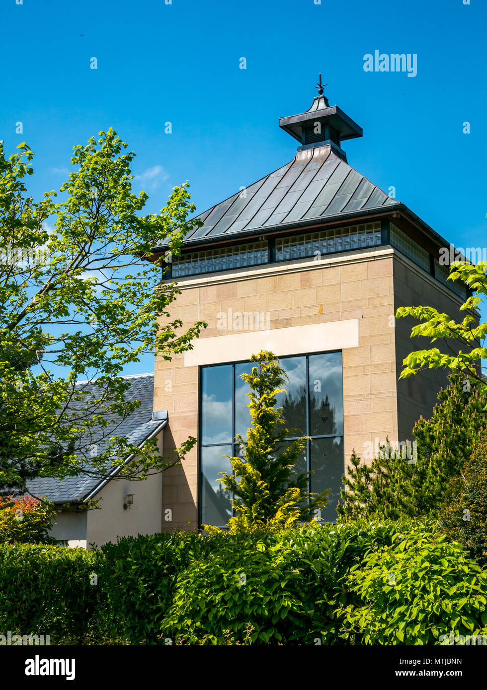 Istituto di Ricerca Scotch Whisky con torre conformata come un oast house, Heriot Watt University, Edimburgo, Scozia, Regno Unito Foto Stock