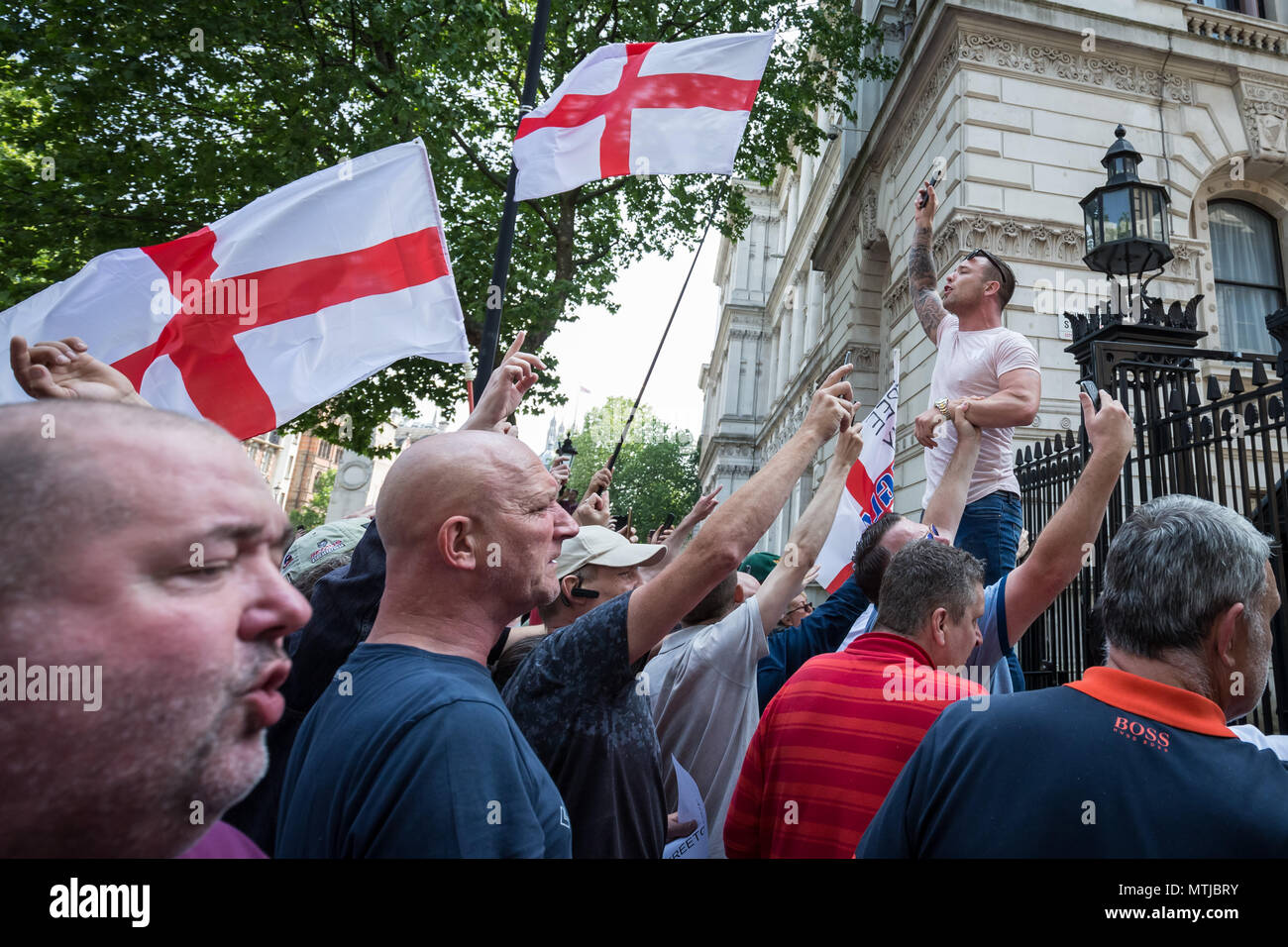 Sostenitori nazionalista di Tommy Robinson protestare di fronte a Downing Street a Londra contro il suo recente di reclusione per oltraggio alla corte. Foto Stock