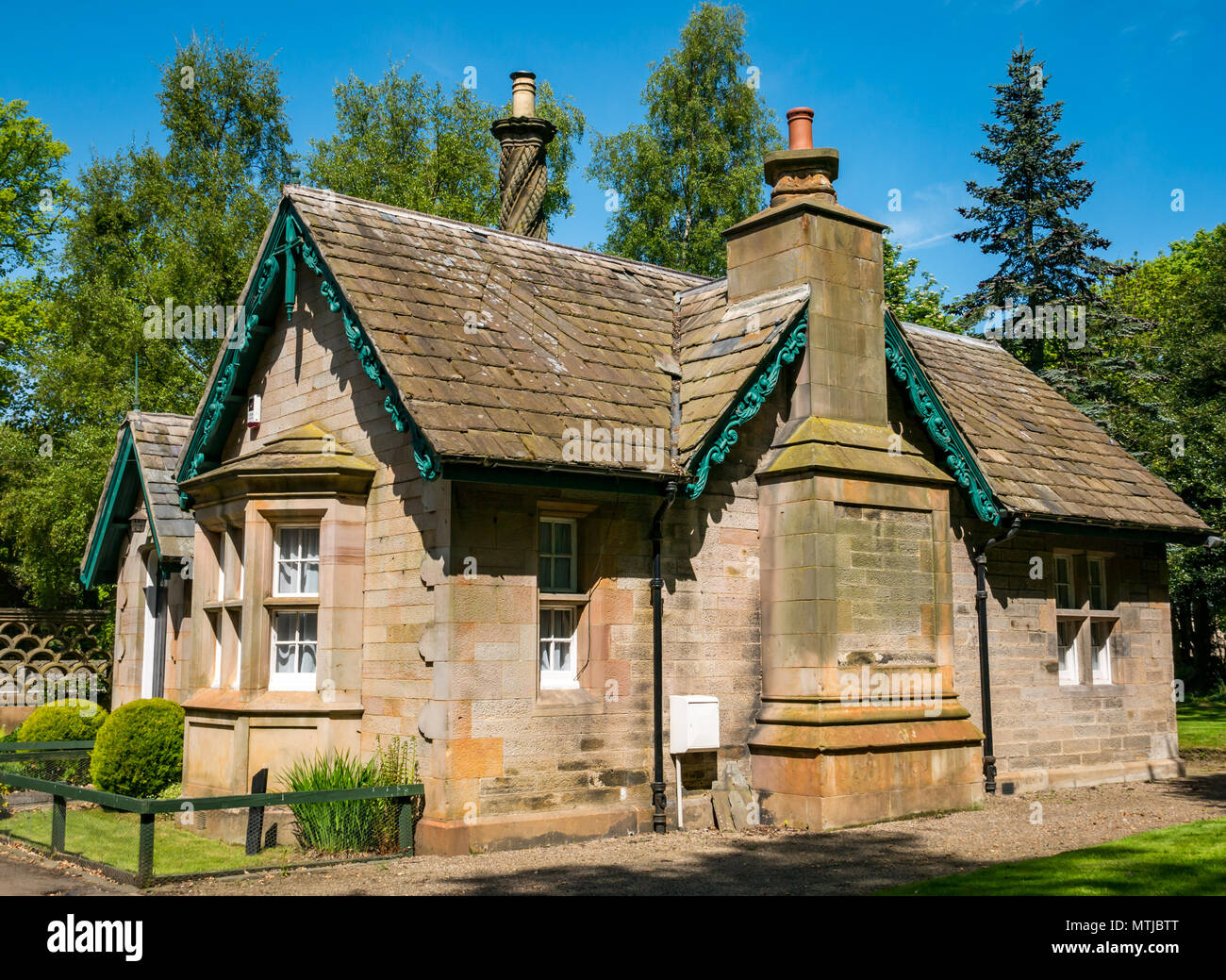 Pittoresca gatekeeper vittoriano cottage con camino ritorta, Riccarton station wagon, Heriot Watt University, Edimburgo, Scozia, Regno Unito Foto Stock