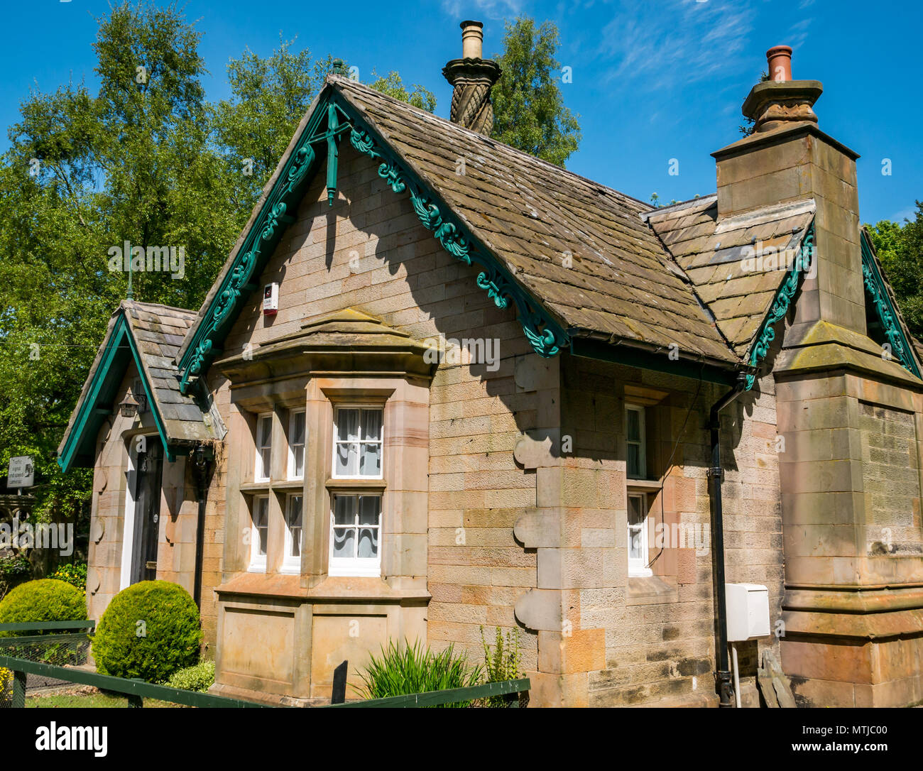 Pittoresca gatekeeper vittoriano cottage con camino ritorta, Riccarton station wagon, Heriot Watt University, Edimburgo, Scozia, Regno Unito Foto Stock