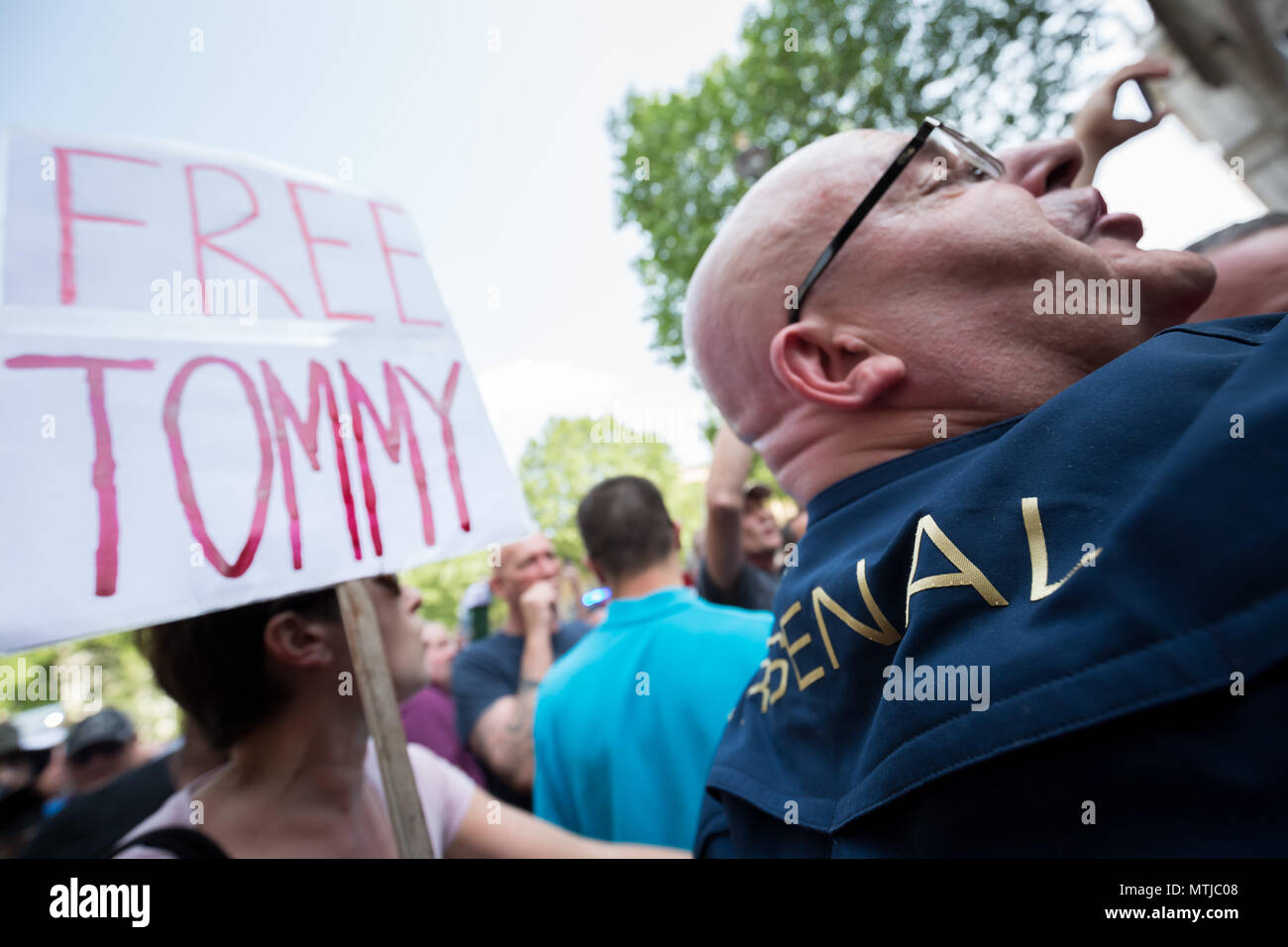 Sostenitori nazionalista di Tommy Robinson protestare di fronte a Downing Street a Londra contro il suo recente di reclusione per oltraggio alla corte. Foto Stock