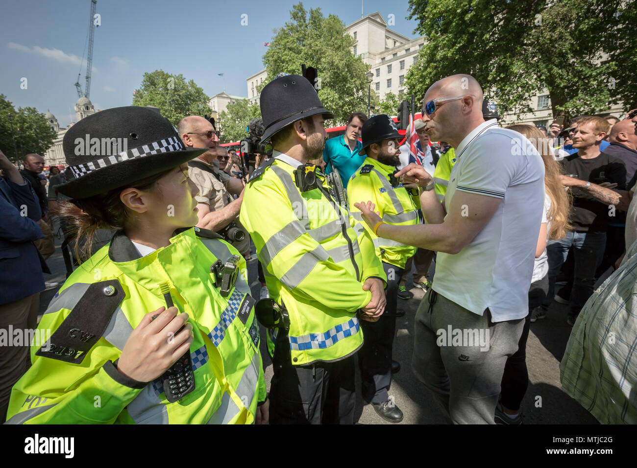 Sostenitori nazionalista di Tommy Robinson protestare di fronte a Downing Street a Londra contro il suo recente di reclusione per oltraggio alla corte. Foto Stock