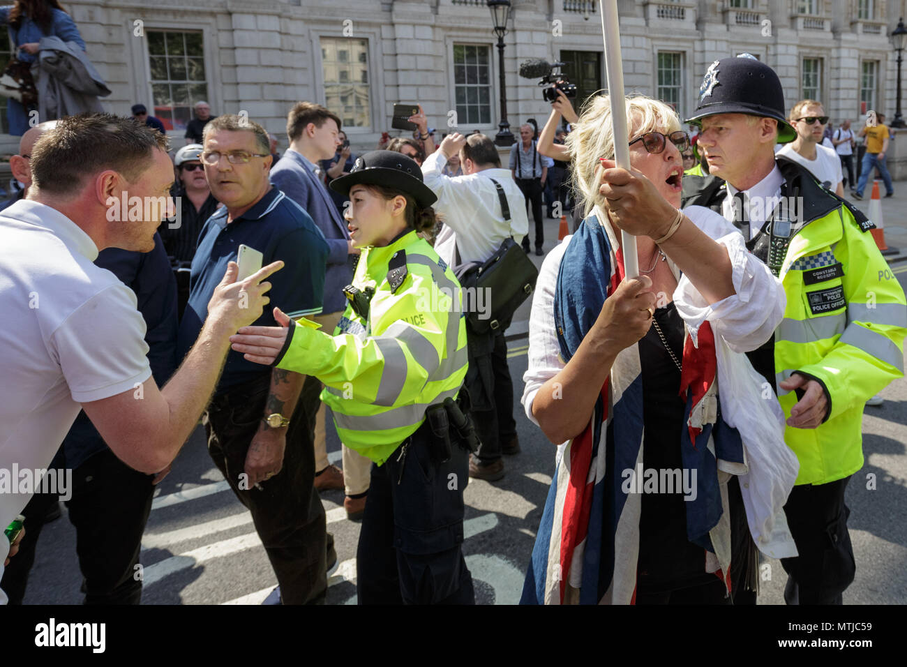 Sostenitori nazionalista di Tommy Robinson protestare di fronte a Downing Street a Londra contro il suo recente di reclusione per oltraggio alla corte. Foto Stock
