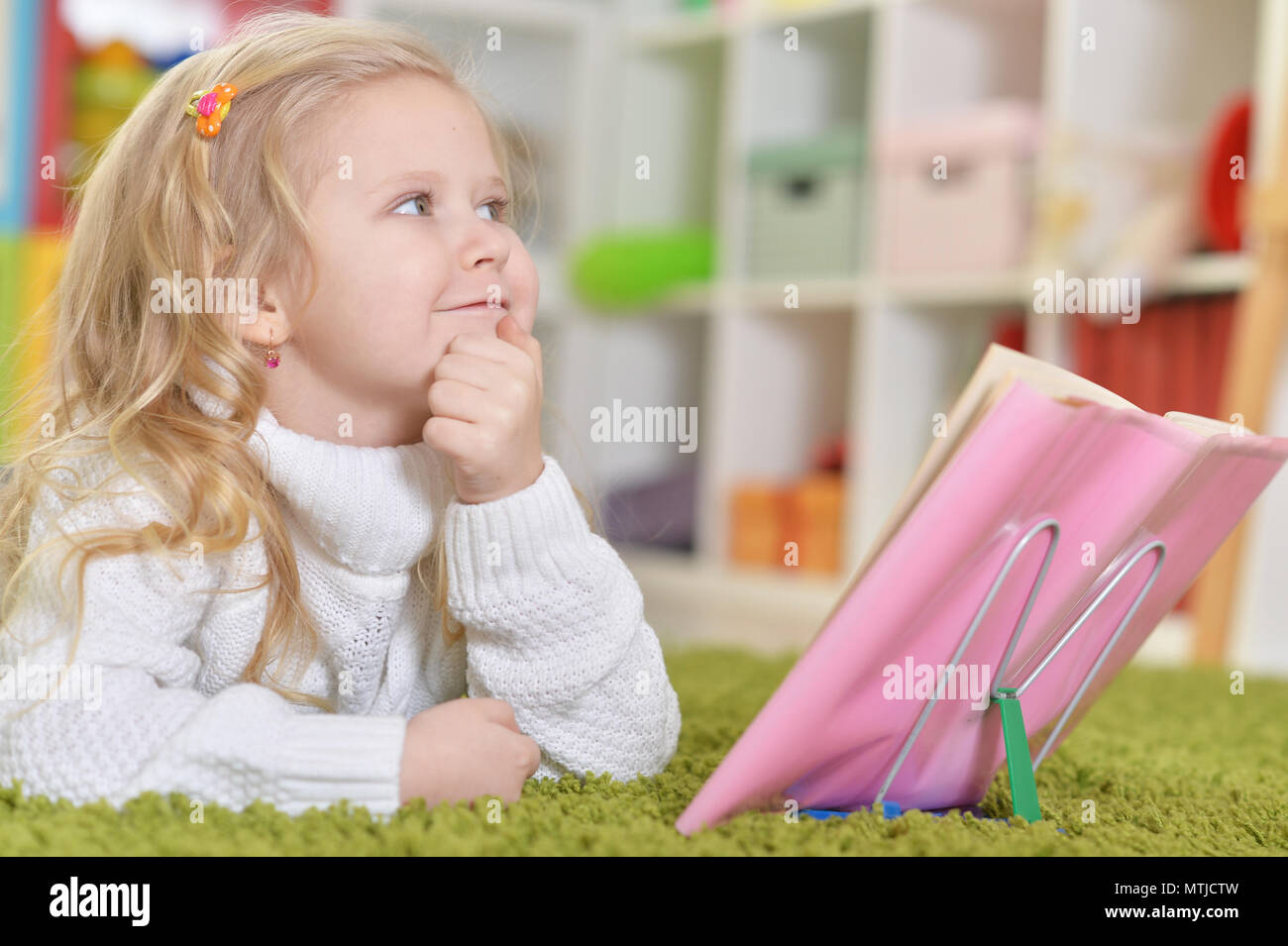 Carino bambina libro di lettura Foto Stock