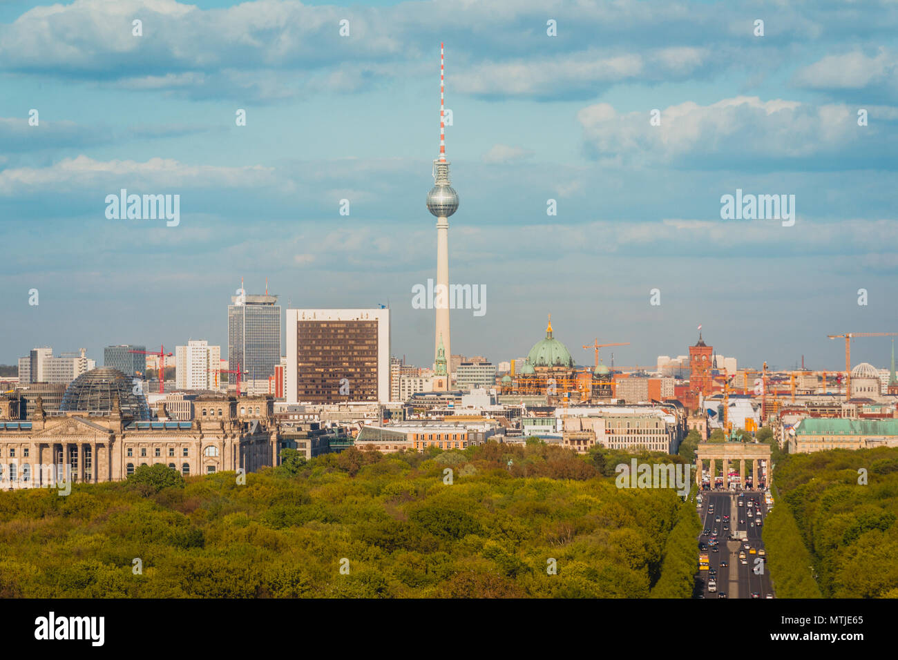 Berlino antenna skyline - Porta di Brandeburgo, la Torre della TV, il palazzo del Reichstag e la città rossa Hall Foto Stock