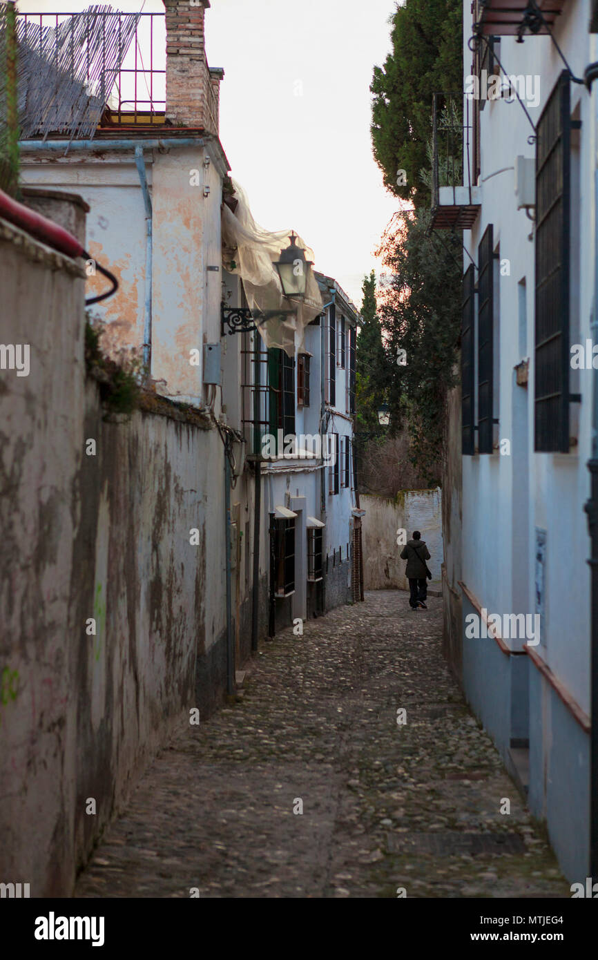 Calle Rosal de San Pedro, El Albaicín, Granada, Andalusia, Spagna: una solitaria figura in un vicolo tranquillo la sera Foto Stock