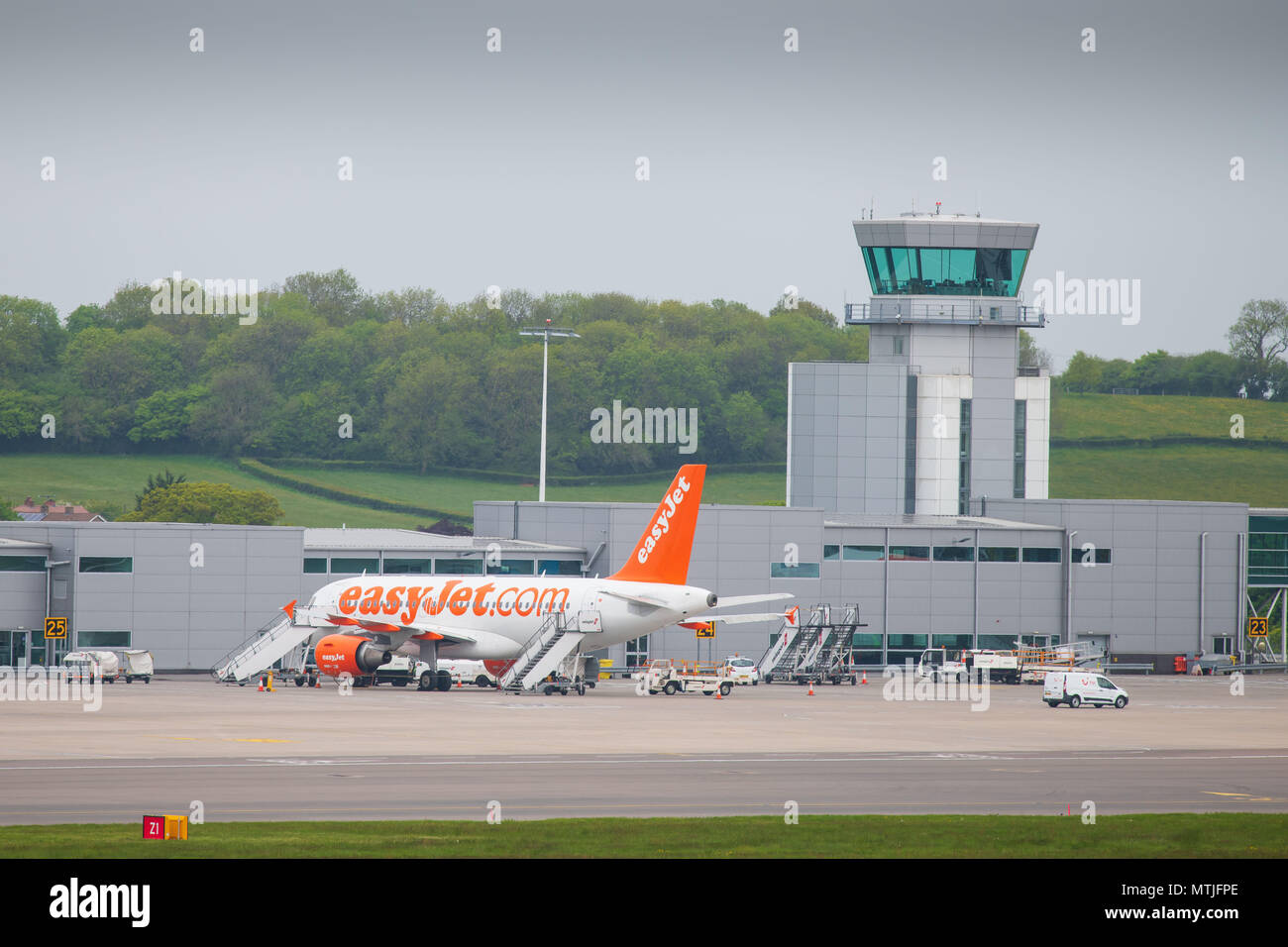 Una vista generale di un piano Easyjet visto presso l'aeroporto di Bristol a Bristol, Inghilterra. Foto Stock