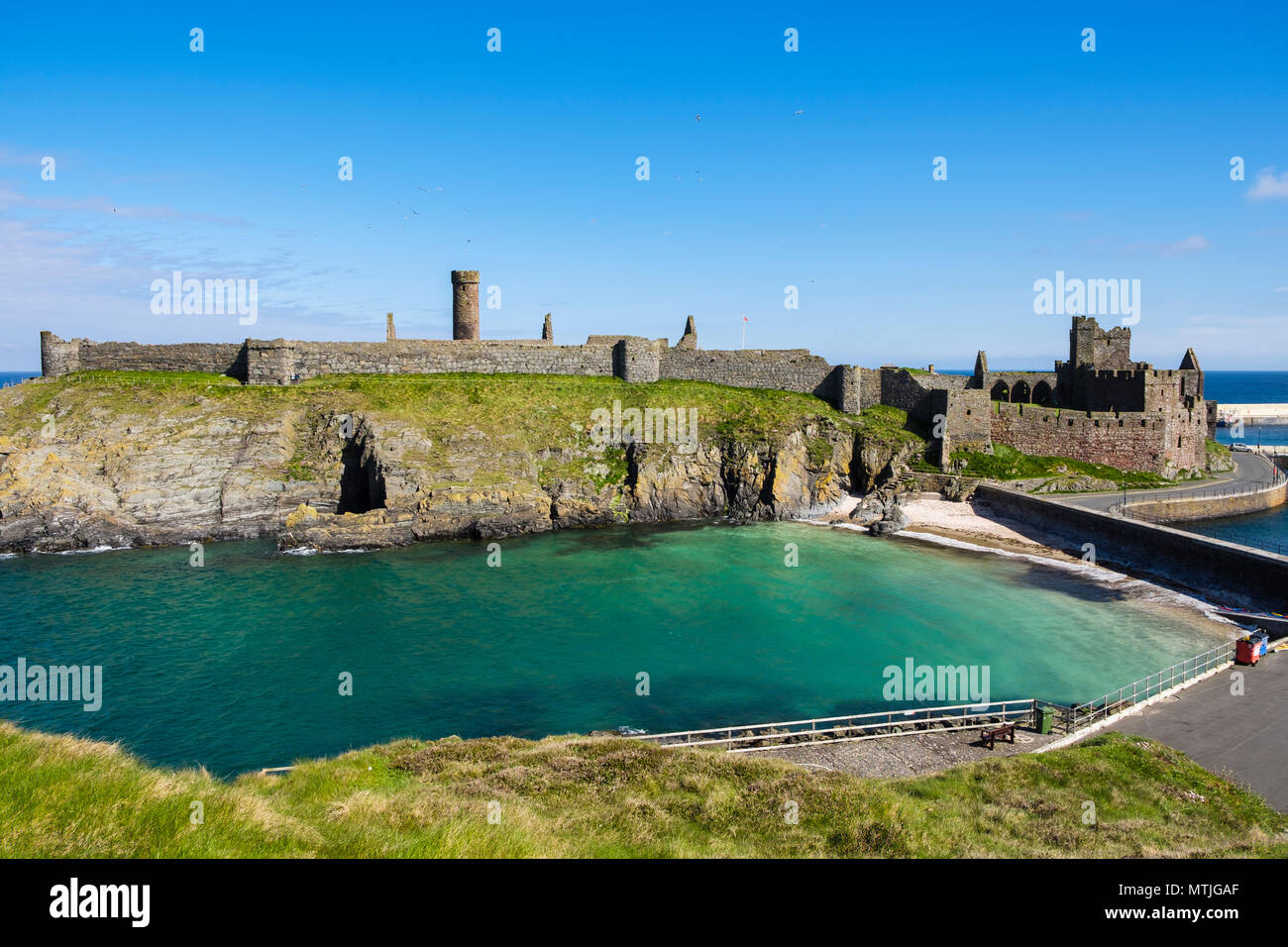 Alta Vista del castello di pelatura su San Patrizio isola e spiaggia Fenella visto dalla collina. Peel, Isola di Man e Isole britanniche Foto Stock