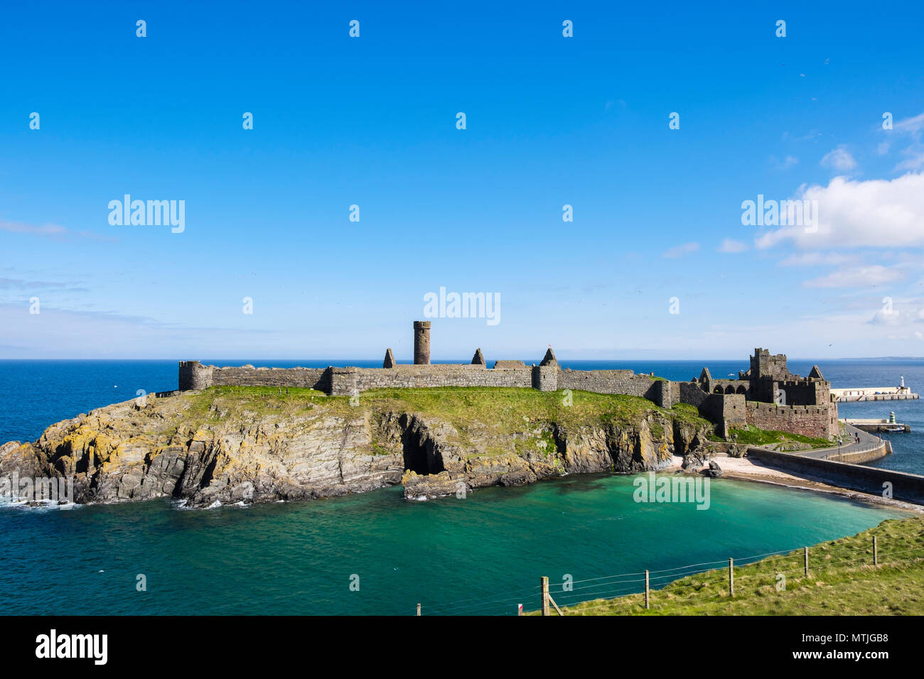 Alta Vista di Peel sul castello di San Patrizio isola e spiaggia Fenella visto dalla collina. Peel, Isola di Man e Isole britanniche Foto Stock