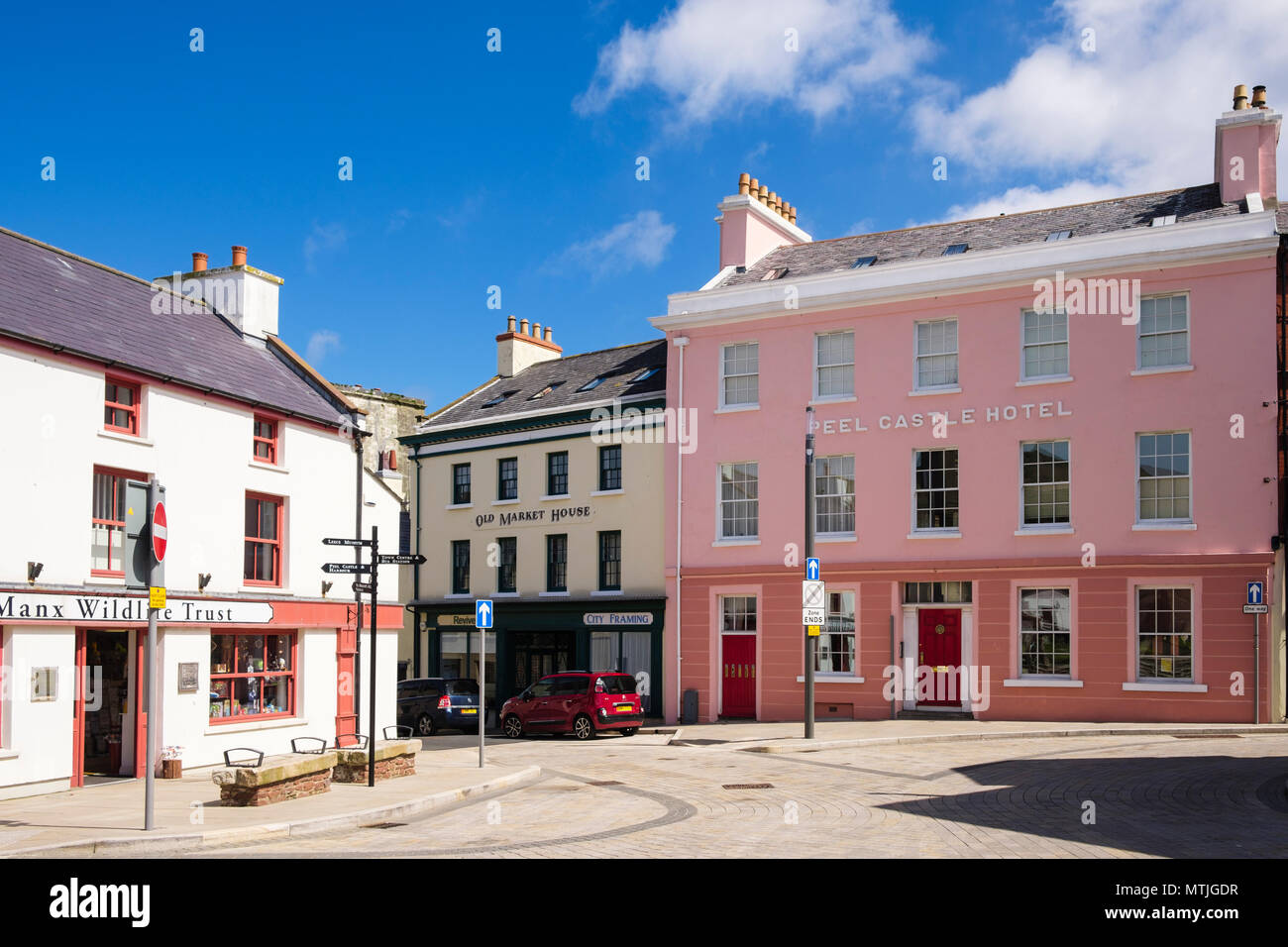 Città vecchia di edifici e negozi intorno a Piazza Mercato, la buccia, Isola di Man e Isole britanniche Foto Stock