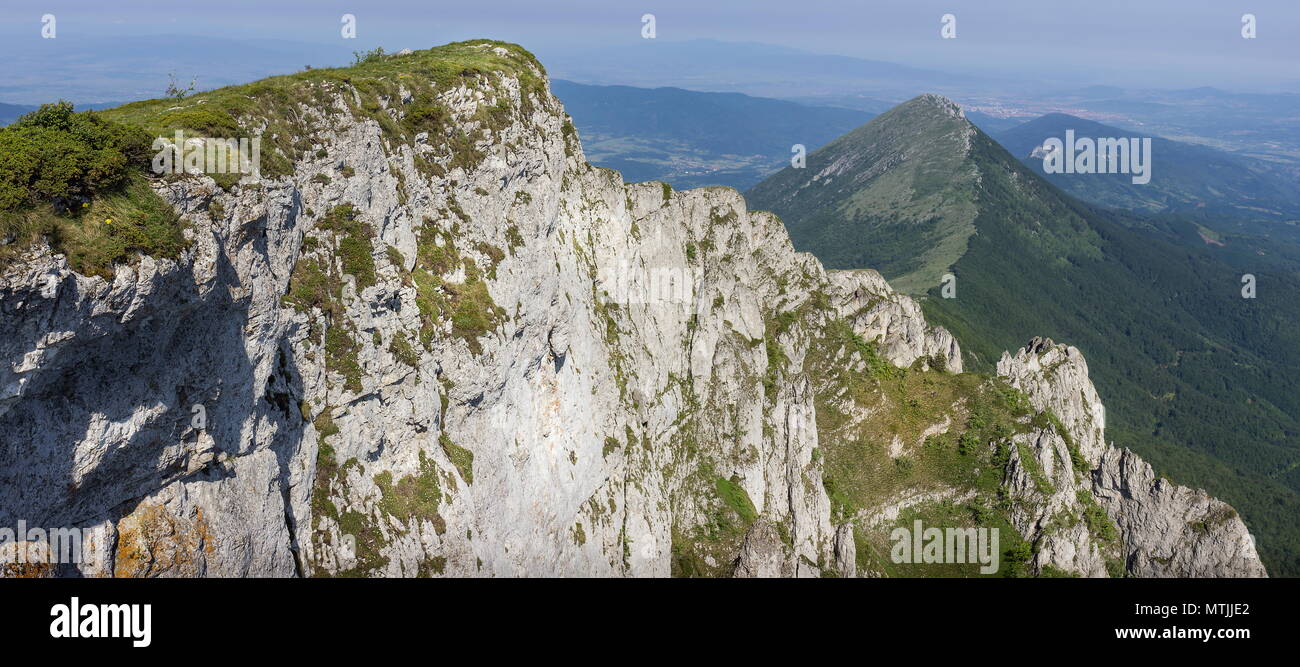 Vista panoramica di vertici Trem e Falcon roccia sul secco di montagna in Serbia e nella lontana città di Nis Foto Stock