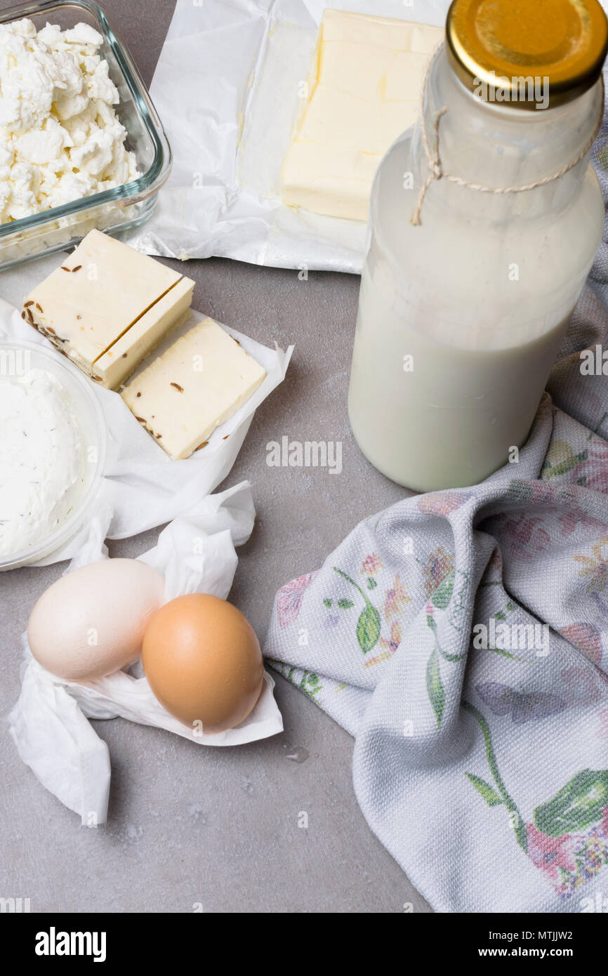 Vari prodotti caseari sulla tabella grigia con fiore asciugamano. Fonte di calcio Foto Stock