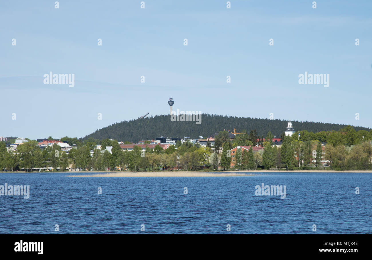 Città di Kuopio in Finlandia orientale sulle rive del lago Kallavesi, di fronte Puijo montagna con i suoi paesaggi torre e ski-jump tower bloccata. Foto Stock