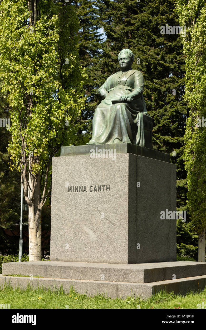 Statua della signora Minna Canth, un famoso romanziere finlandese e drammaturgo, attivamente difeso la causa per le donne in casa sua città di Kuopio. Foto Stock