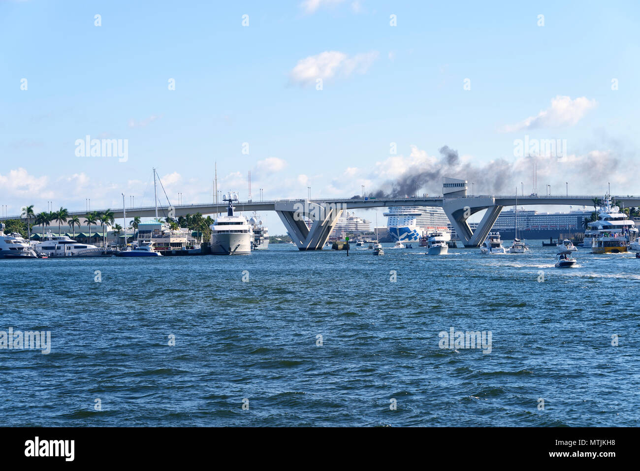 Ft. Lauderdale, Florida - 18 Febbraio 2018: Occupato intercoastal idrovia che conduce a Port Canaveral in Fort Lauderdale. Foto Stock