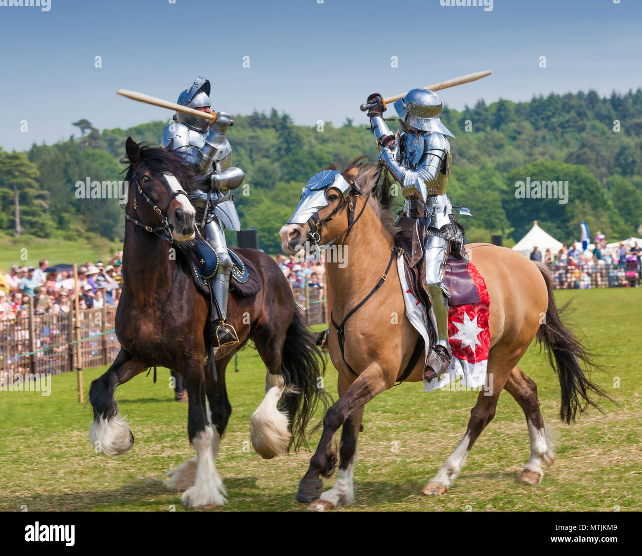 Montato in stile medievale intensi combattimenti al Castello di Leeds. Foto Stock