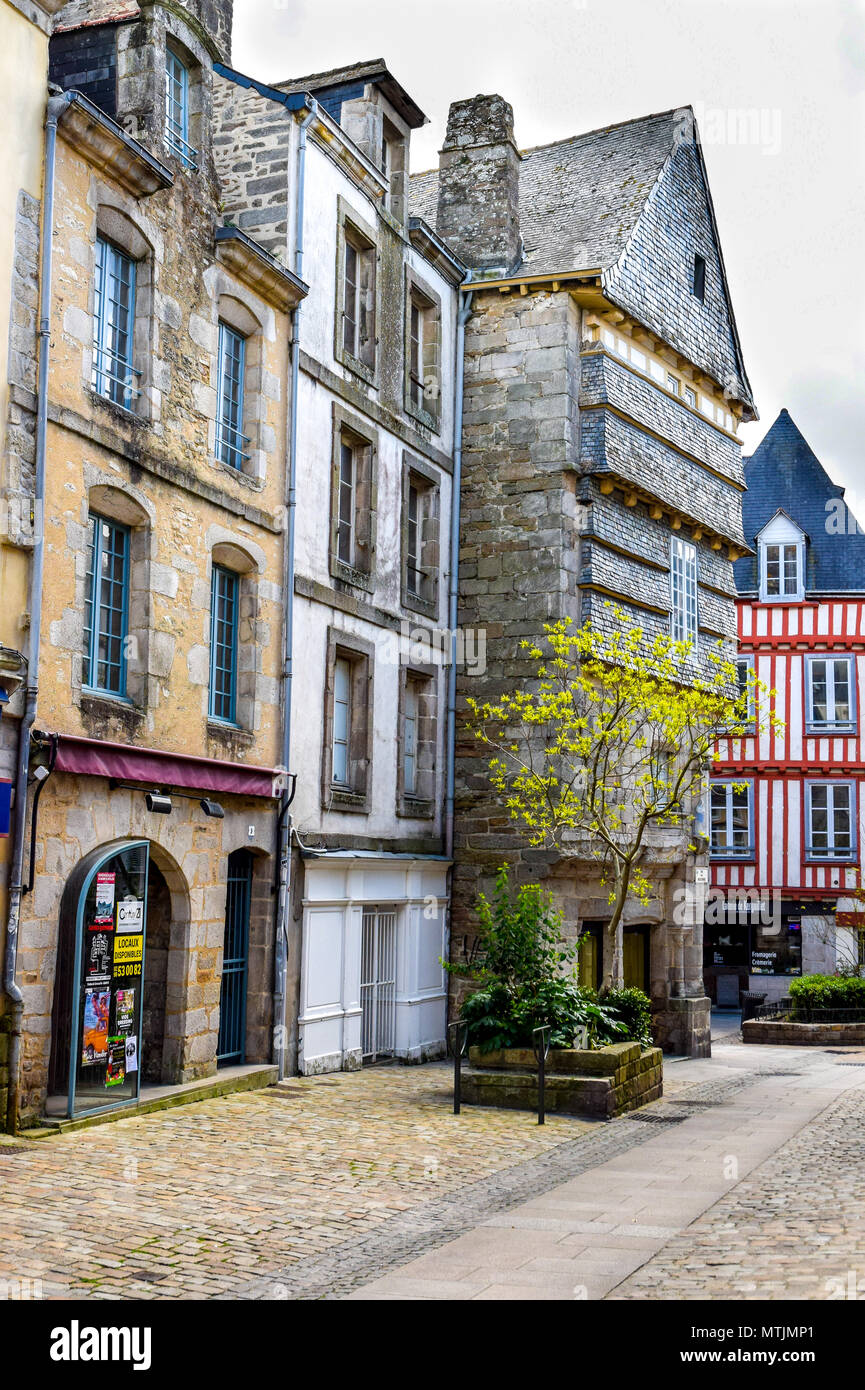 A struttura mista in legno e muratura e gli edifici di pietra nella vecchia città medievale di Quimper, Brittany, Francia. Foto Stock