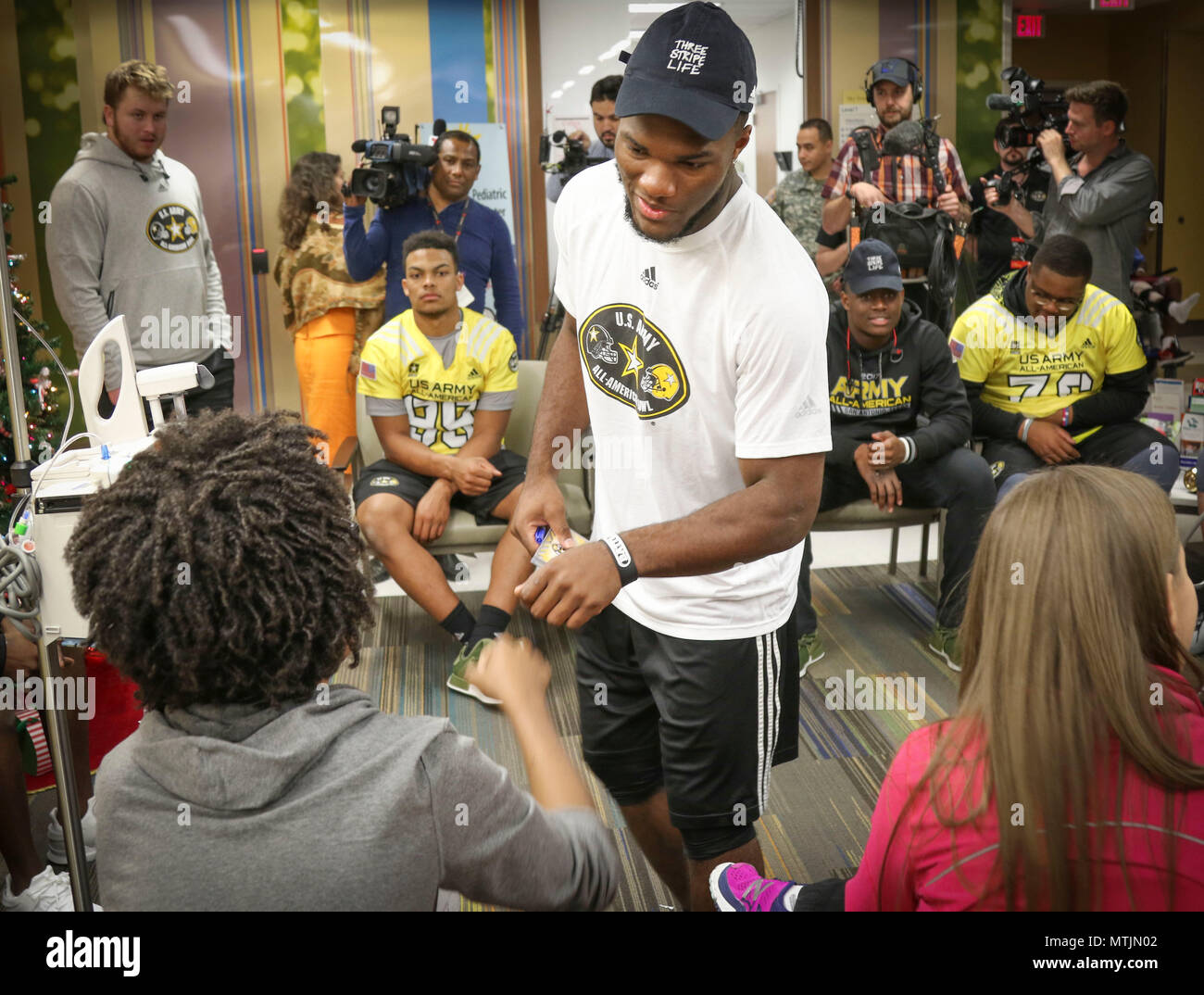 Cam Akers, una marcia indietro da Clinton, Mississippi, che rappresenterà il team est nell'esercito ciotola All-American su Gen 7, dà un pugno di bump Brian McGraw, uno dei bambini per i bambini del reparto di Heath dell'ospedale universitario a San Antonio. Più di trenta gli atleti e i loro mentori soldato ha avuto la possibilità di visitare con i bambini in ospedale come parte di una comunità i rapporti evento Gen 3. Per 16 anni l'esercito ciotola All-American è stata la nazione di premier high school del gioco del calcio, che serve come il nobile trampolino di lancio per il futuro dell'America ha college e calcio nazionale Foto Stock