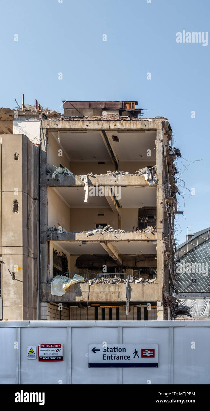 Parzialmente demolito edificio (consorte Casa) in preparazione per la riqualificazione di Queen Street terminal ferroviario; centro di Glasgow, Scozia Foto Stock