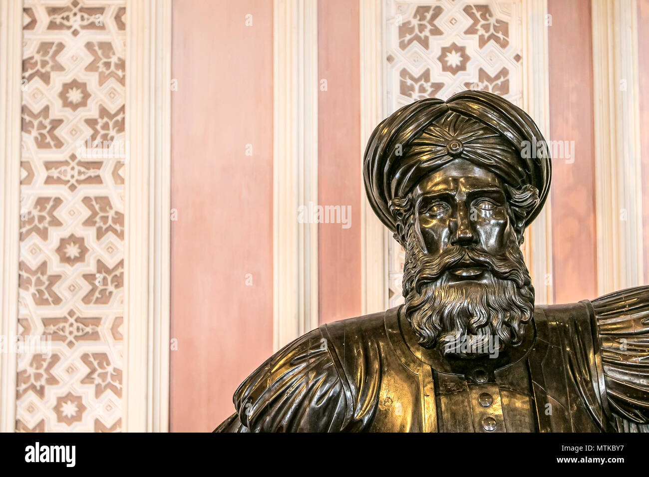 Dettaglio di un lampadario all'interno di una delle sale principali di Pena nel Palazzo di Sintra, Portogallo. Foto Stock